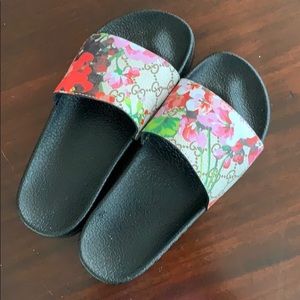 Women’s flowered slides